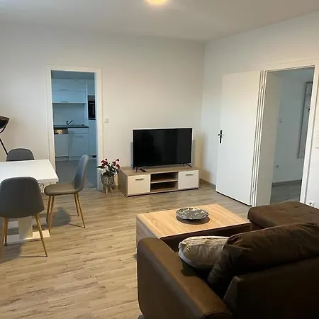 شقة Eine Modern Renovierte Mit Balkonterrasse.