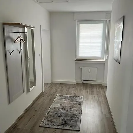 Eine Modern Renovierte Mit Balkonterrasse.