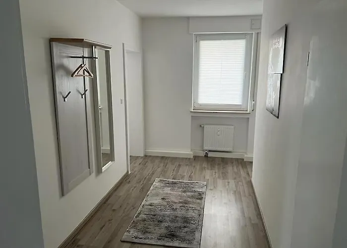 Eine Modern Renovierte Mit Balkonterrasse.