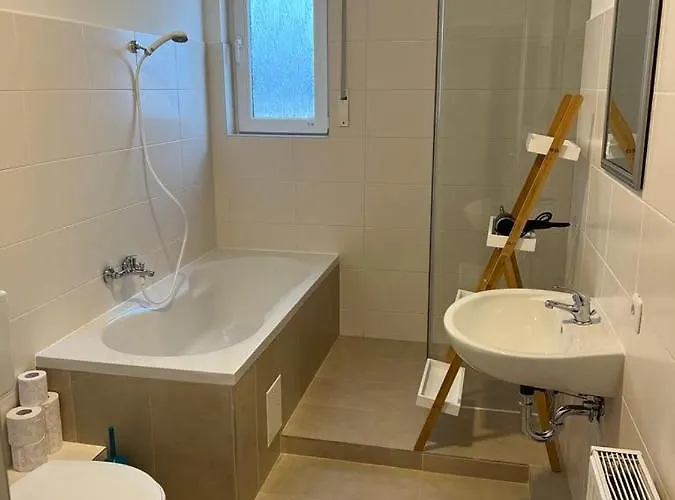 Eine Modern Renovierte Mit Balkonterrasse. *